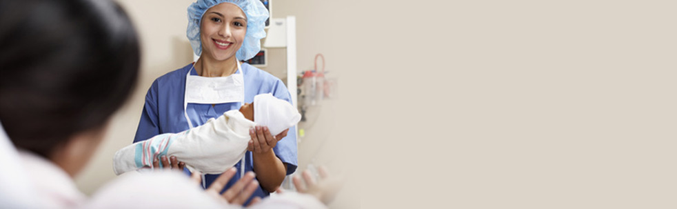 Une infirmière qui tient un nouveau-né